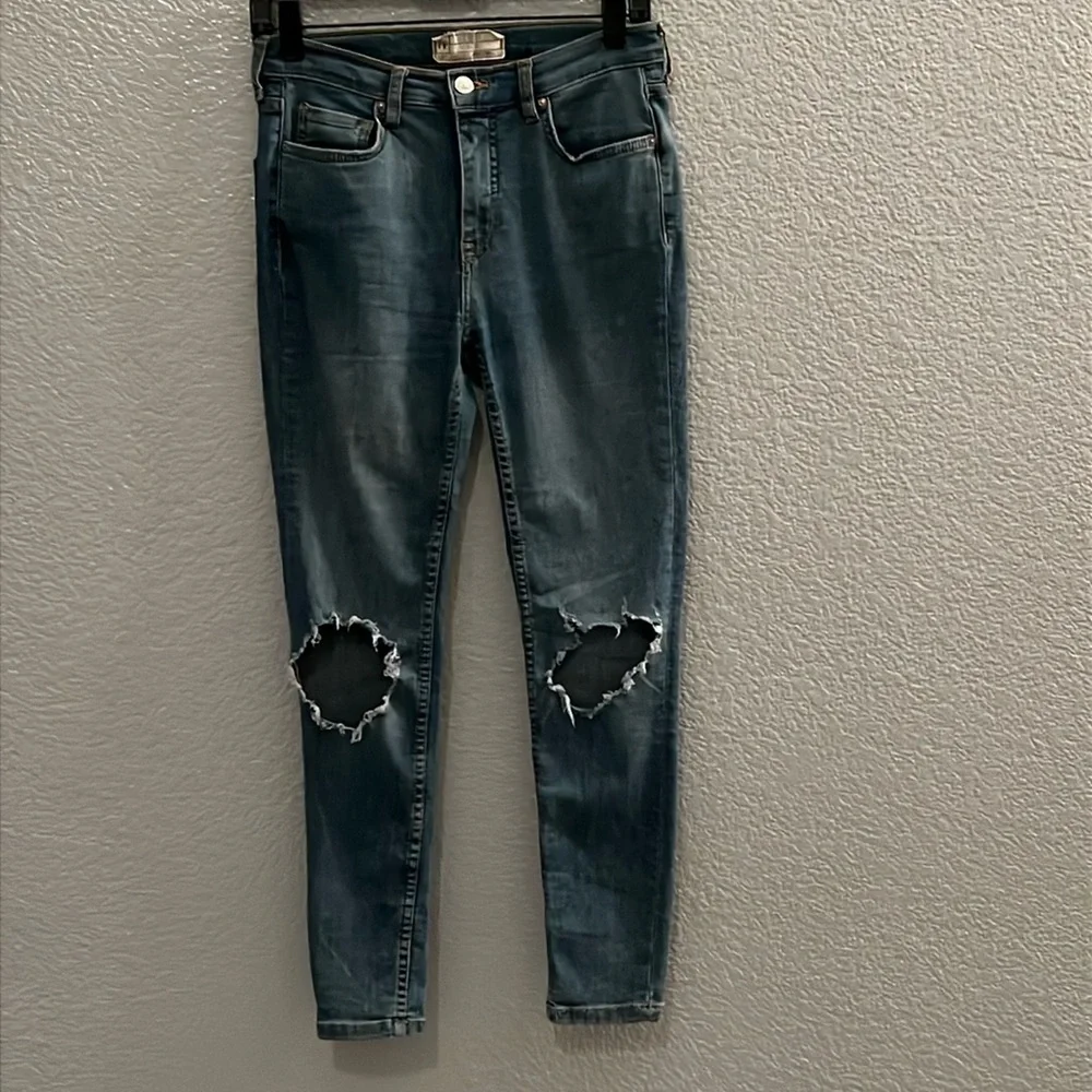 Free People Dark Wash High Rise Busted Knee Distressed Skinny Jean Size 27 - Picture 2 of 6
